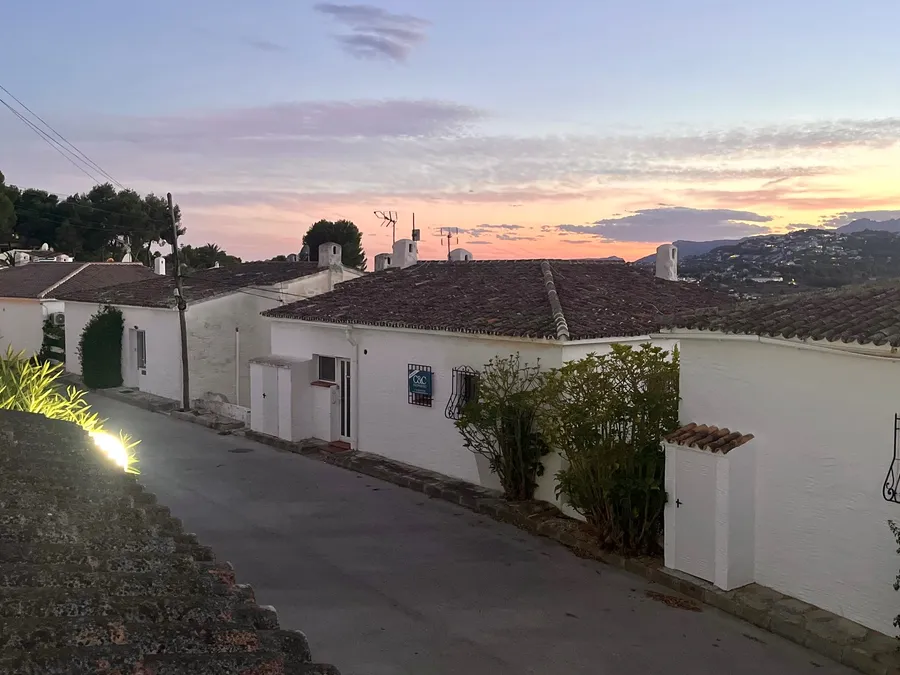 La calle del barrio al atardecer