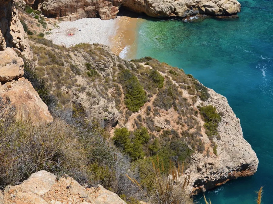 La cala dels Testos vista desde lo alto del acantilado