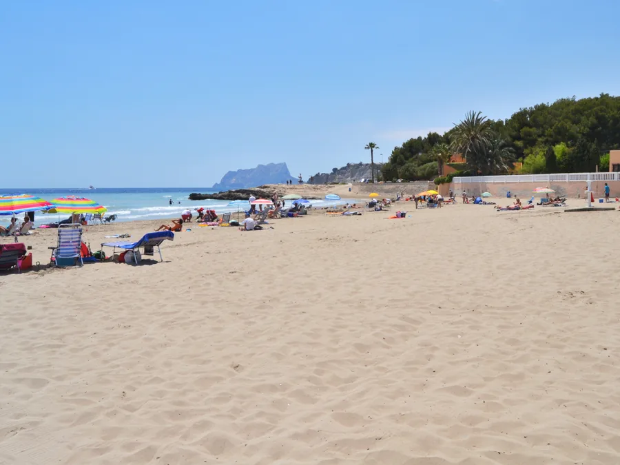 Platja de l'Ampolla, en Moraira, con el Peñón de Ifach al fondo