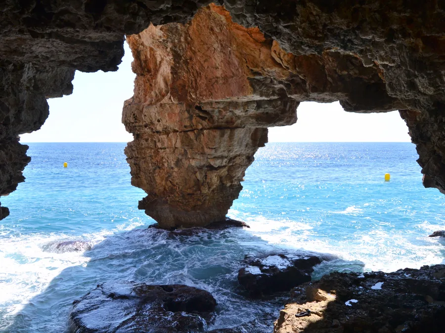 Los dos arcos naturales de la Cova dels Arcs, en la boca de Cala del Moraig