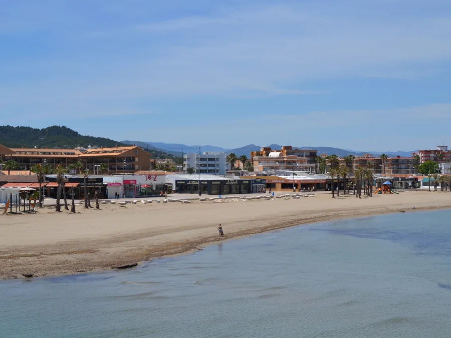 La playa del Arenal de Jávea, con su paseo y sus terrazas