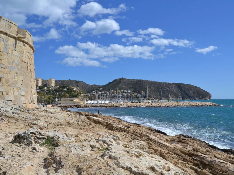 El castillo de Moraira, la bahía y el Cap d'Or