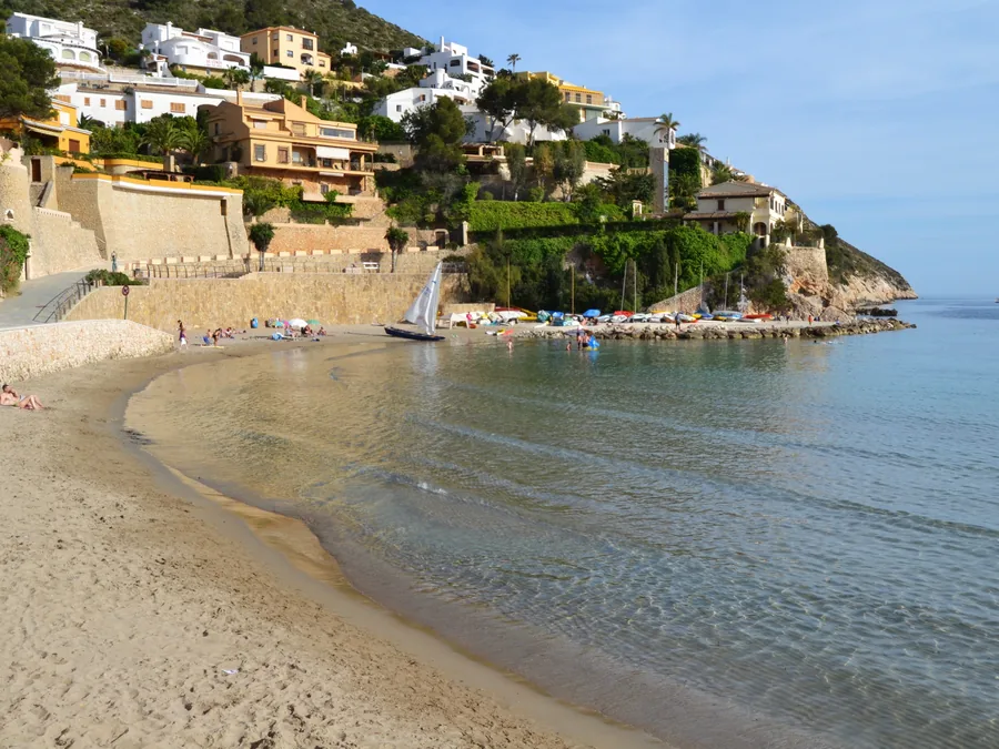 La playa del Portet, en Moraira: una bahía recogida de agua turquesa