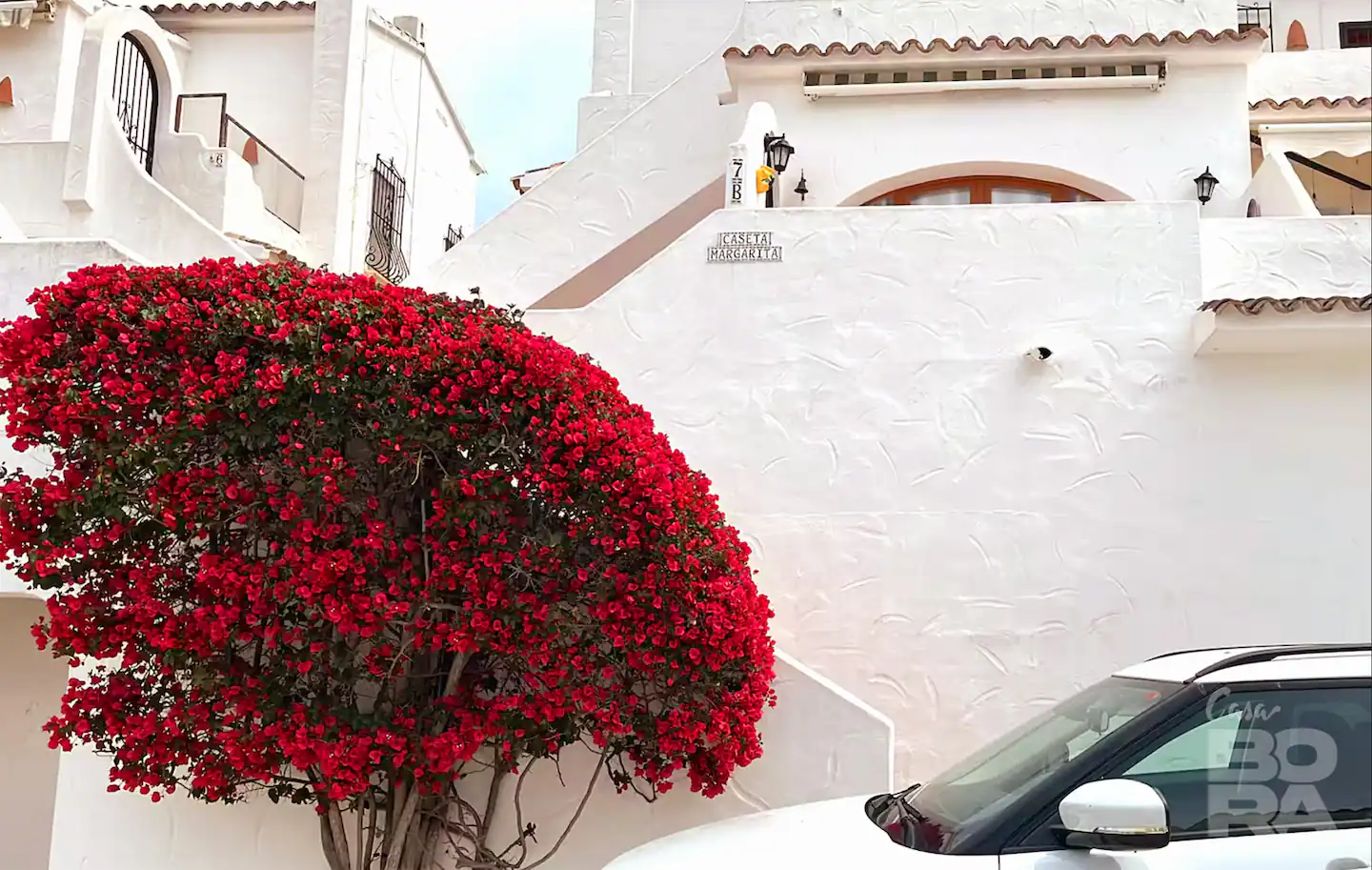 La urbanizacion de Casa Bora en Benitachell, con sus casas blancas y la buganvilla