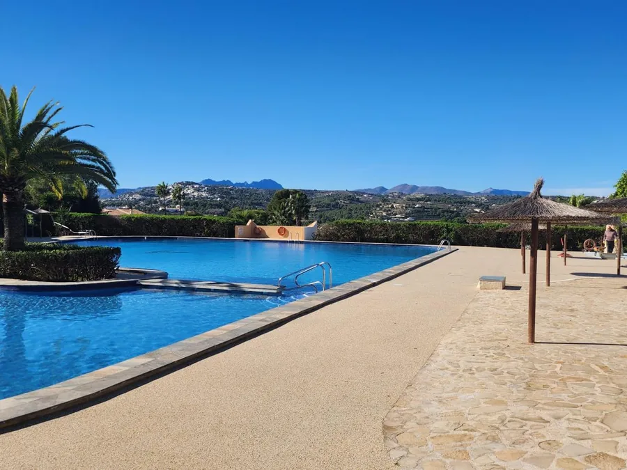 Piscina comunitaria del resort de Casa Bora, con vistas al valle de Benitachell