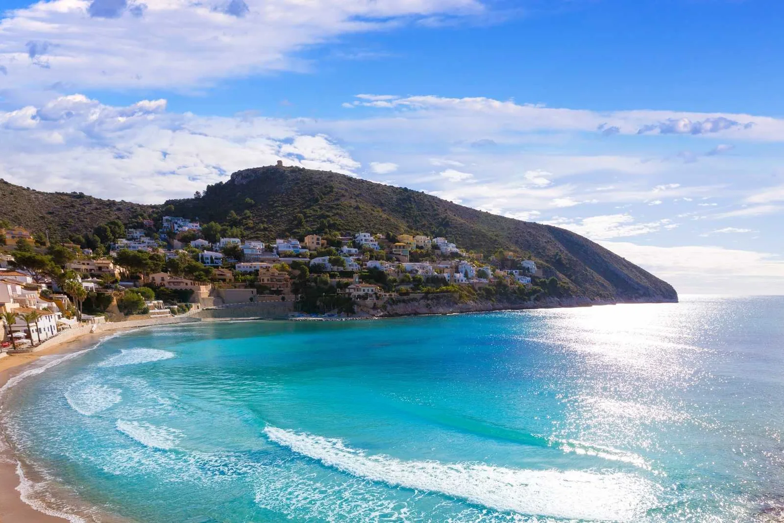 El Portet beach, in Moraira: a sheltered bay with turquoise water