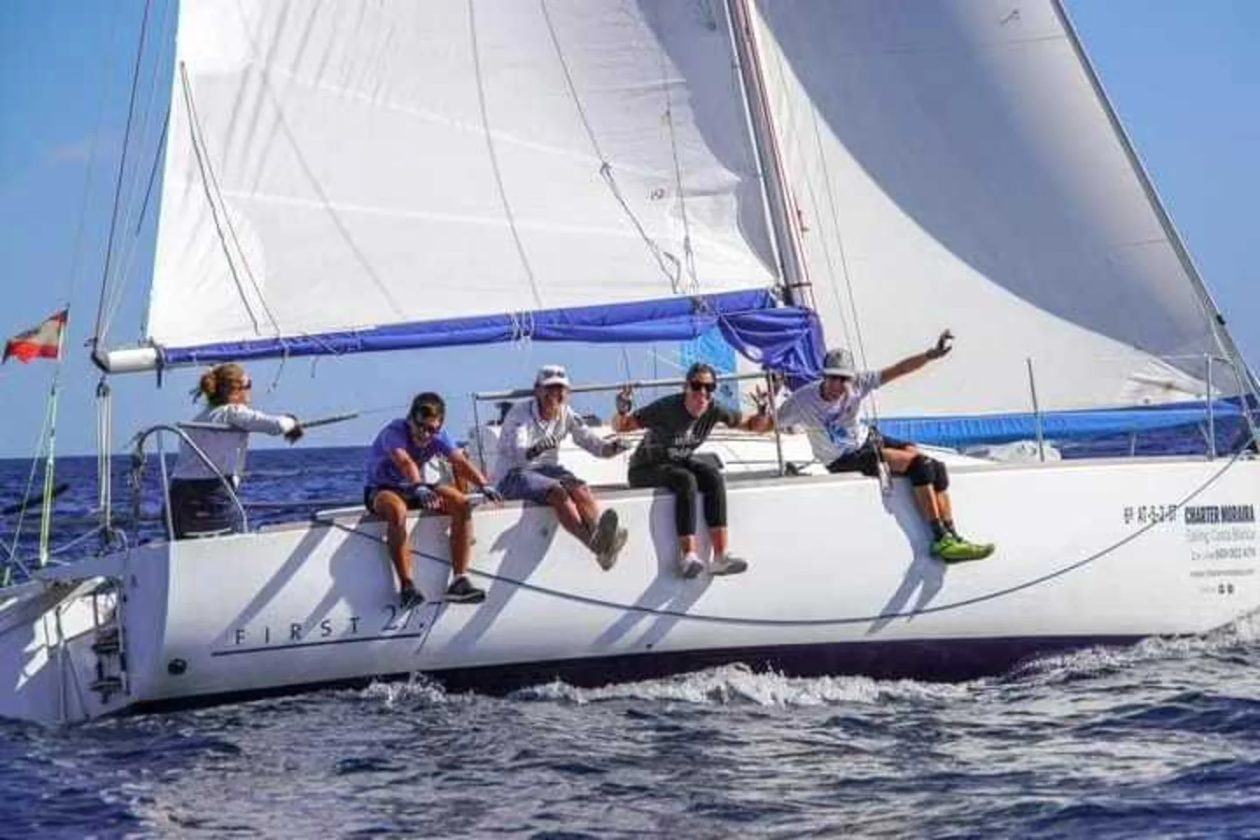 A sailing boat with guests on the Moraira coast